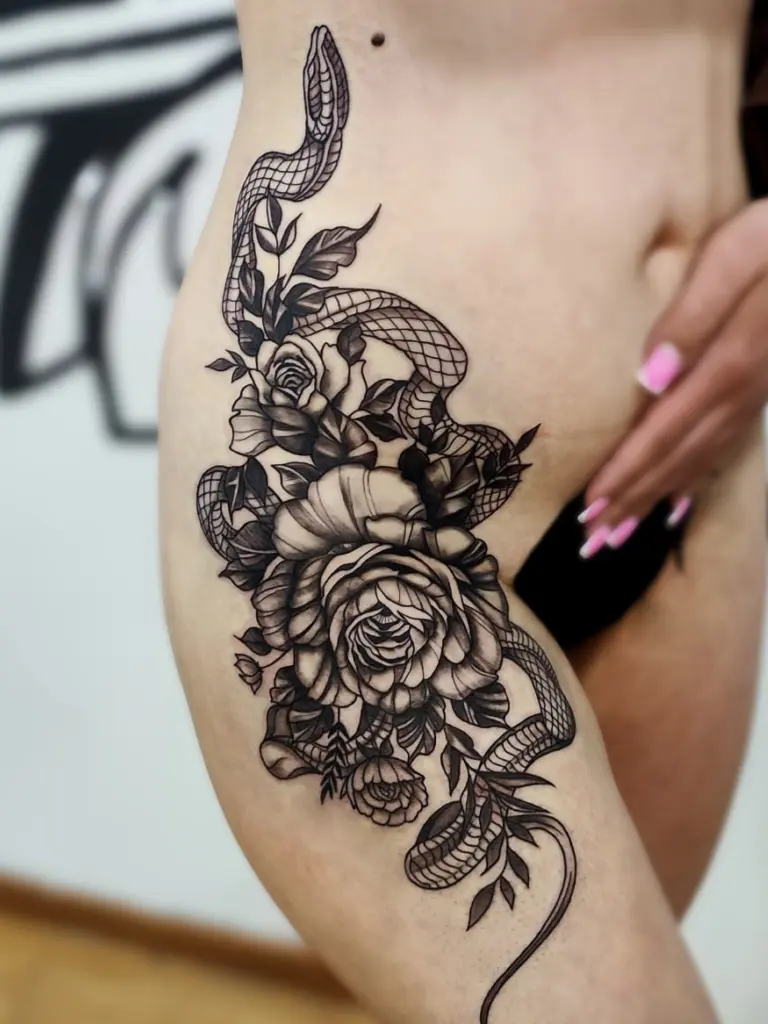 tatuaj șarpe tatuaj flori schiță Chișinău