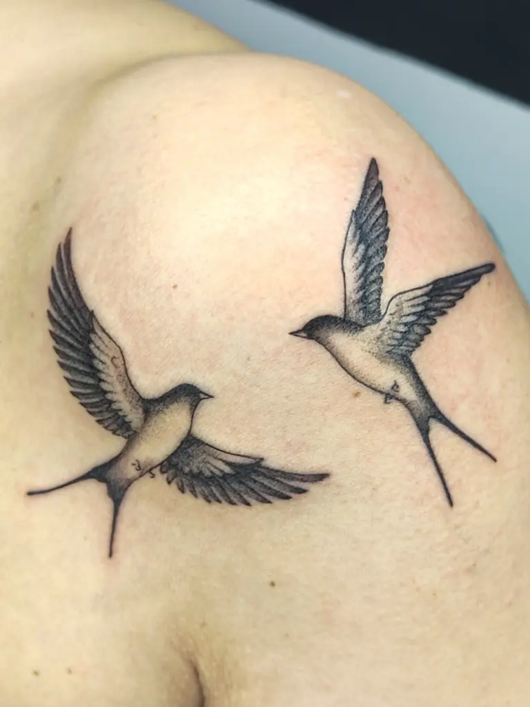 tatuaj pasăre tatuaj pe umăr schiță Chișinău